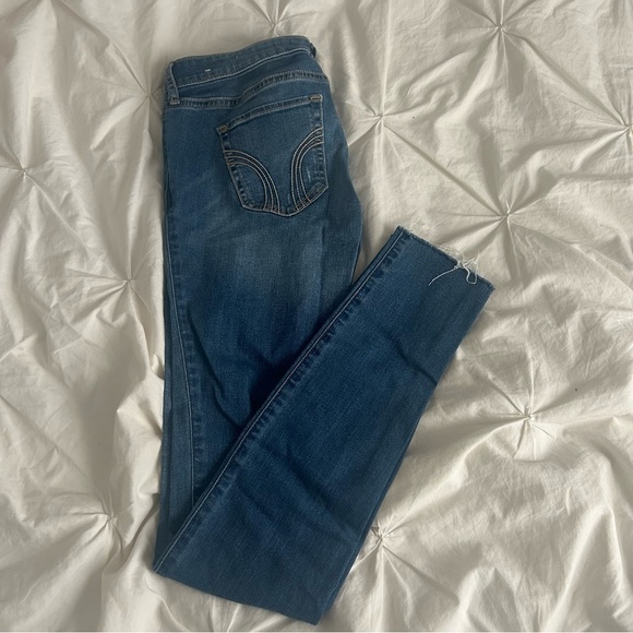 2/$20 Hollister Low Rise Super Skinny Size: 26 - Picture 3 of 7